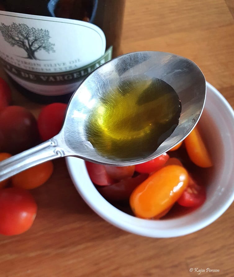 Härlig Olivolja på en sked till tomater