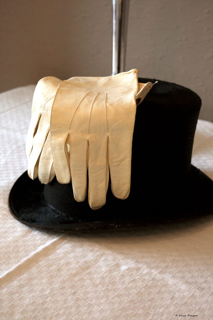 Hög hatt och vita frack handskar
