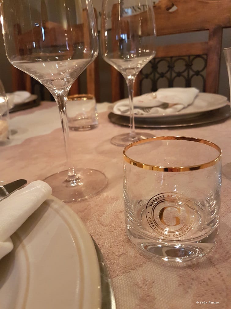Vackert vattenglas från Newport med gulddekor