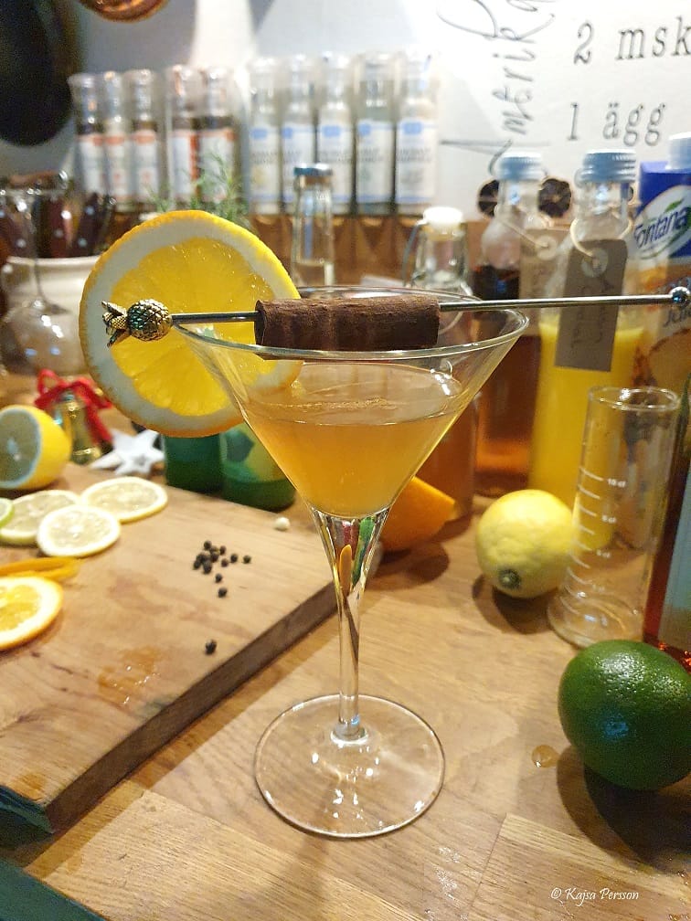 Kanelkyss en av kvällens juldrinkar i ett cocktail glas