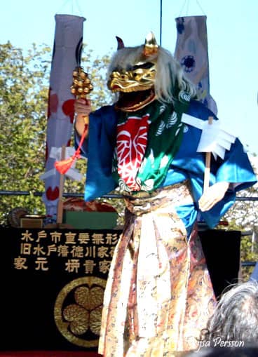 En person med guldmask och japanska kläder