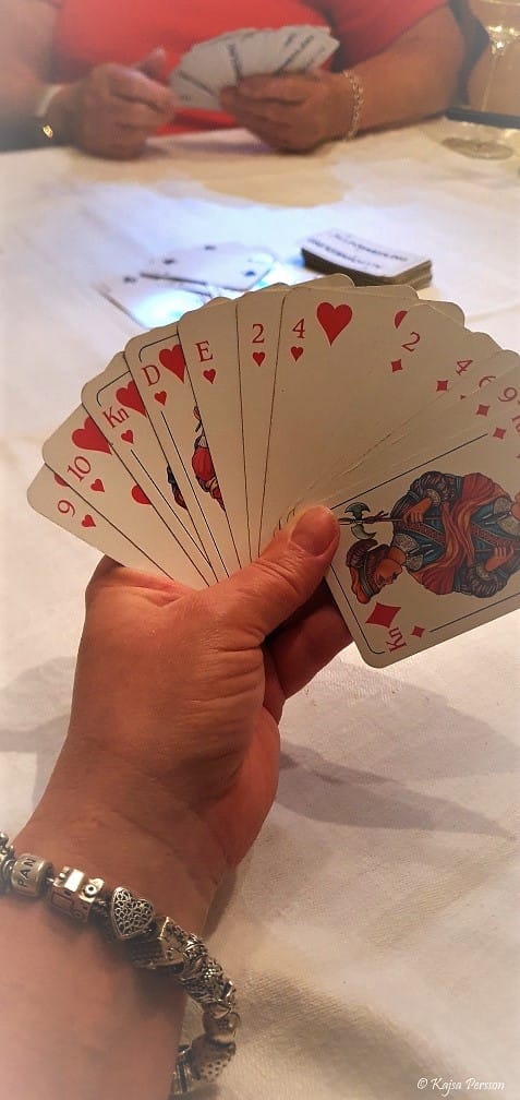 Hand med 10 spelkort på handen