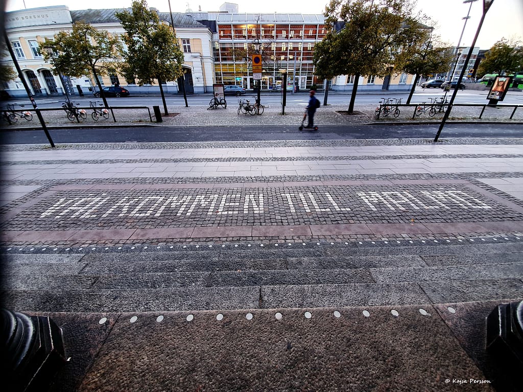 Utanför huvudingången står det välkommen till Malmö med vit gatusten.