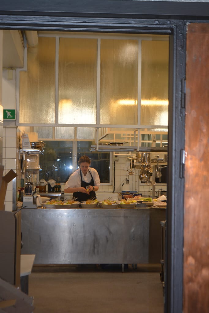 Titti Qvarnström i sitt kök förbereder maten