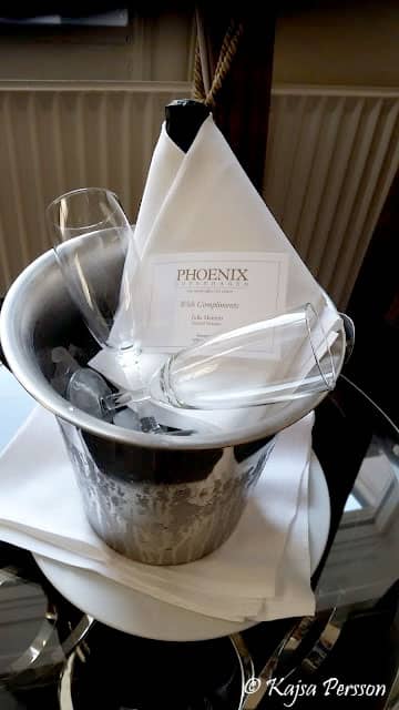 Champagnehink med vit servett, två champagneglas och en flaska Champagne på hotell Phoenix, Köpenhamn