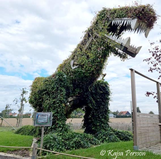 T-Rex på Vellingeblomman Fantasy garden