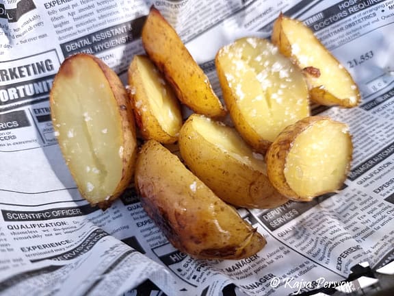 Rostade potatishalvor av nypotatis