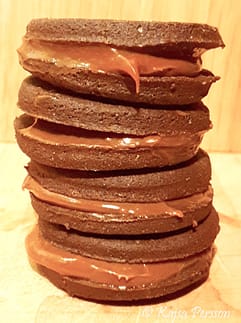 Dubbla chokladkakor med chokladkola kräm, fem i höjd staplade på varandra