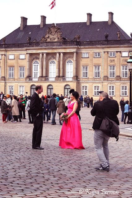 Bröllopsfotografering på Amalienborgs borggård i Köpenhamn
