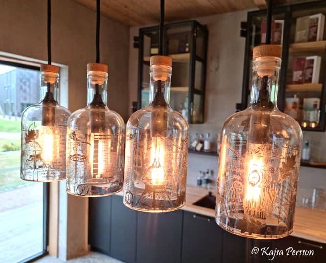 Fyra Mackmyra flaskor som hängande lampor